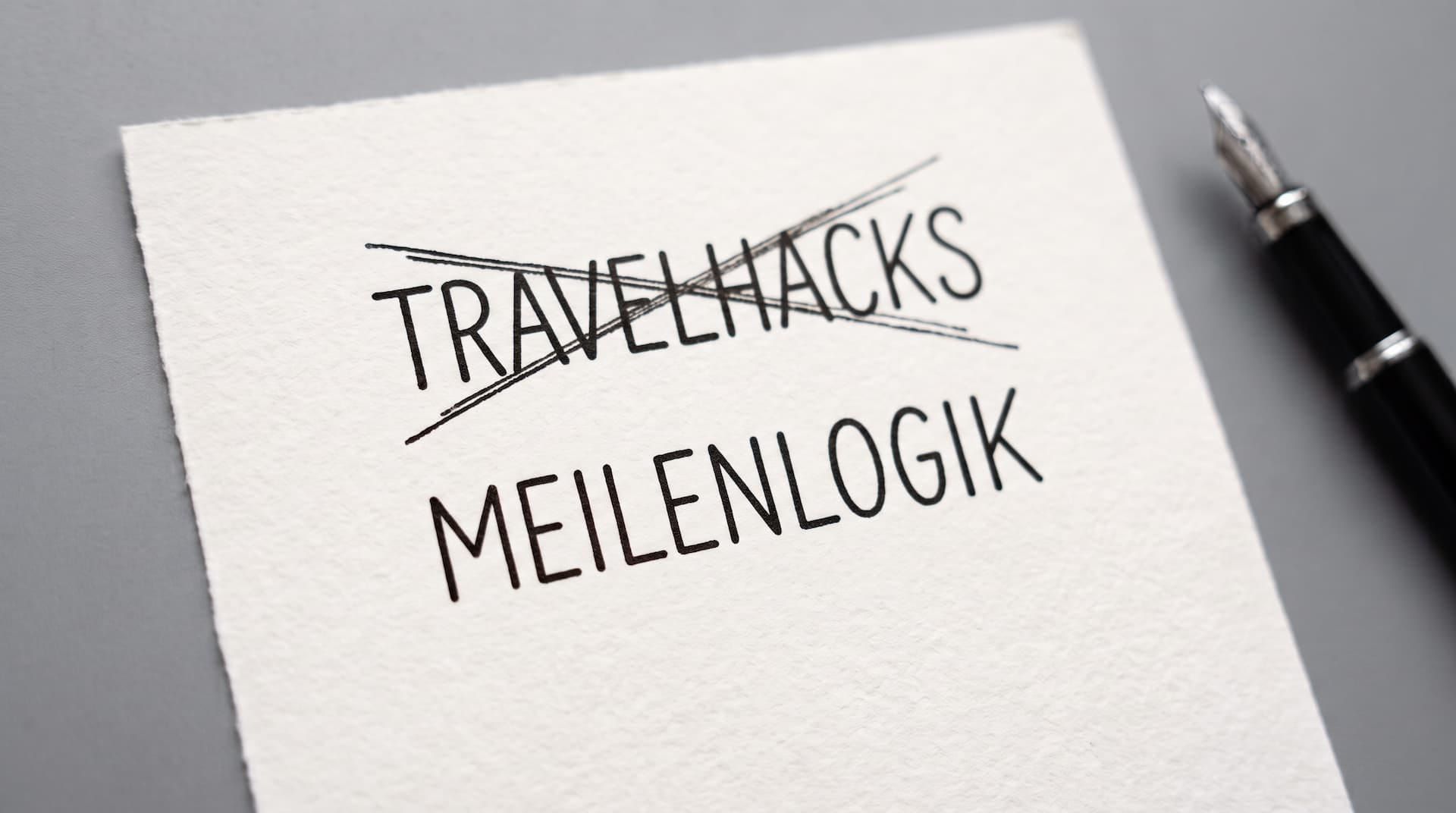 Handschriftliche Notiz, auf der ein alter Blogname durchgestrichen und ein neuer daruntergeschrieben wurde