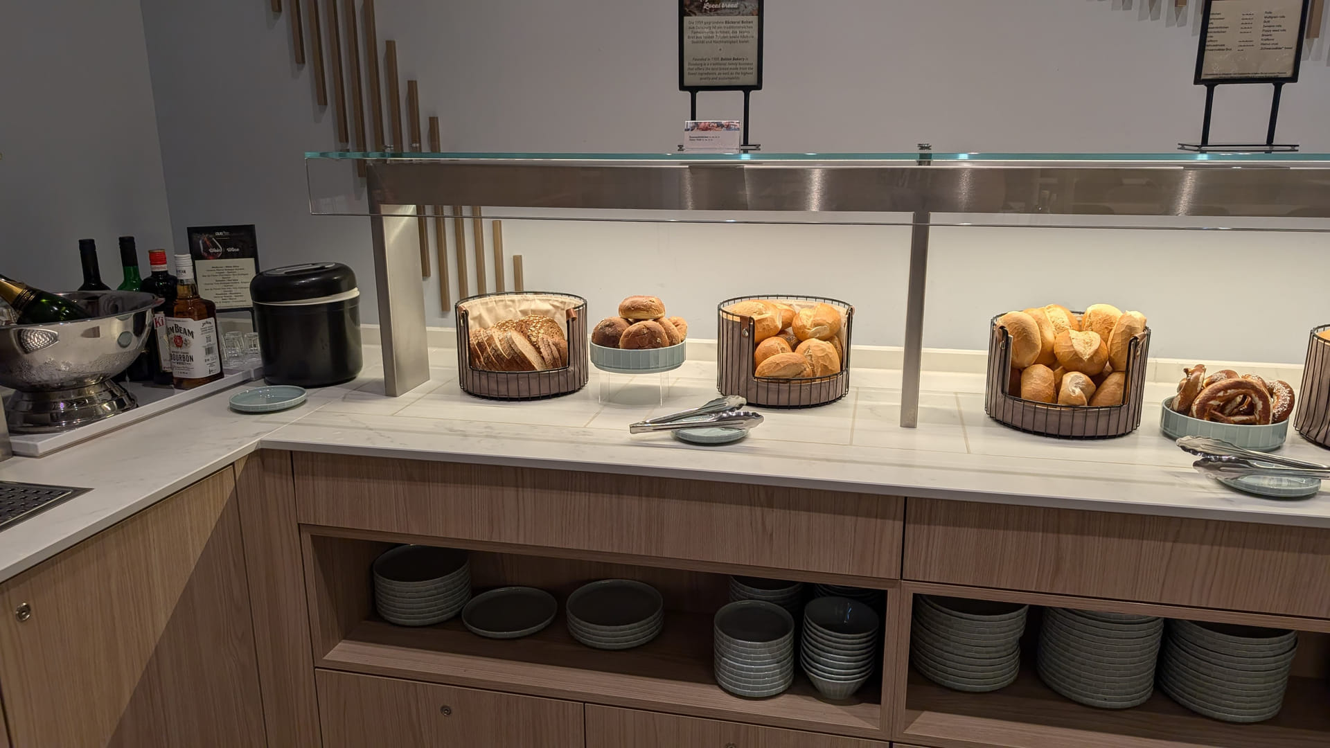 Brotstation mit Brötchen und Brezeln der Bäckerei Bolten in der DUS Rhein Lounge
