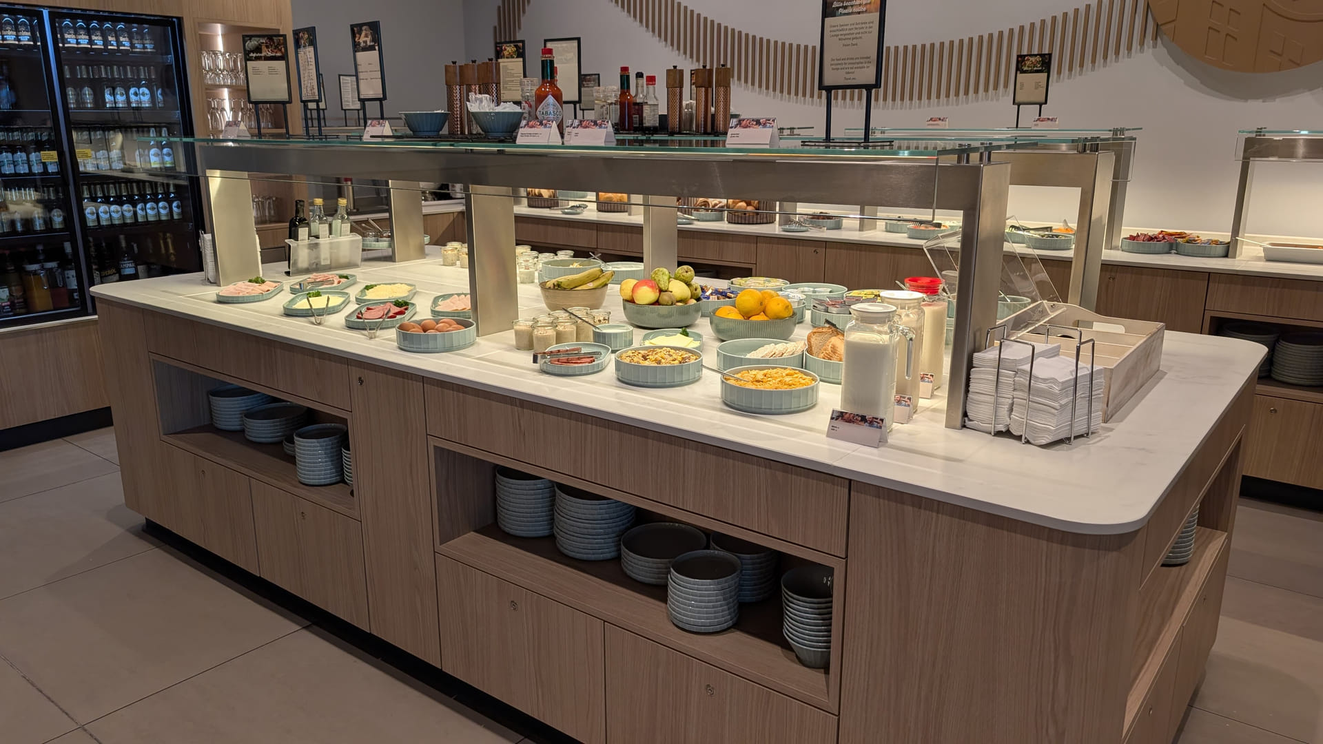 Frühstücksbuffet mit Obst und Joghurt in der DUS Rhein Lounge