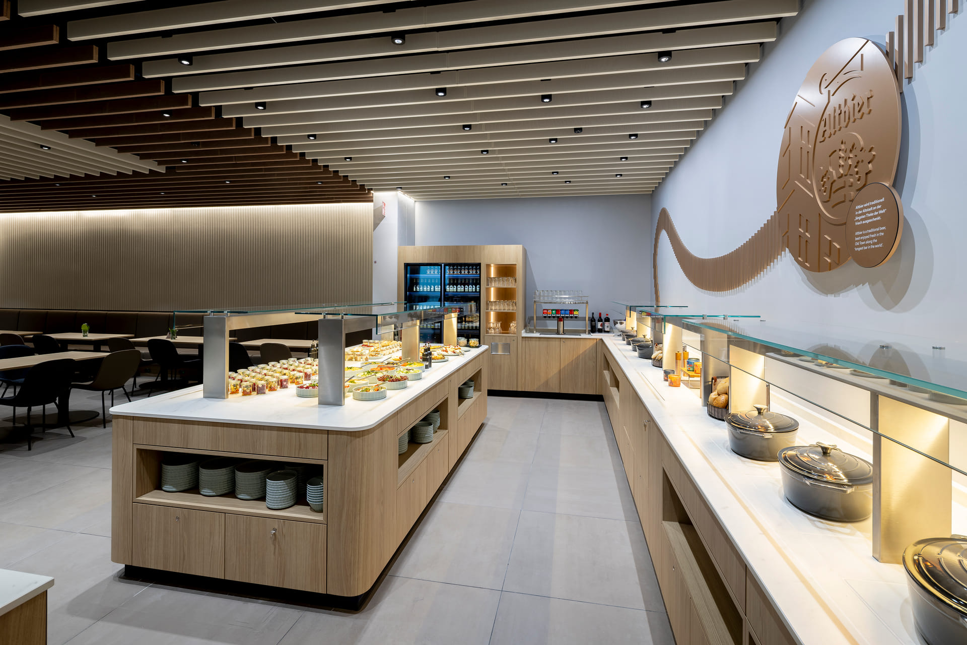Modernes Food-Konzept in der DUS Rhein Lounge am Flughafen Düsseldorf mit einer Auswahl an frischen, regionalen Speisen an der Buffet-Station.