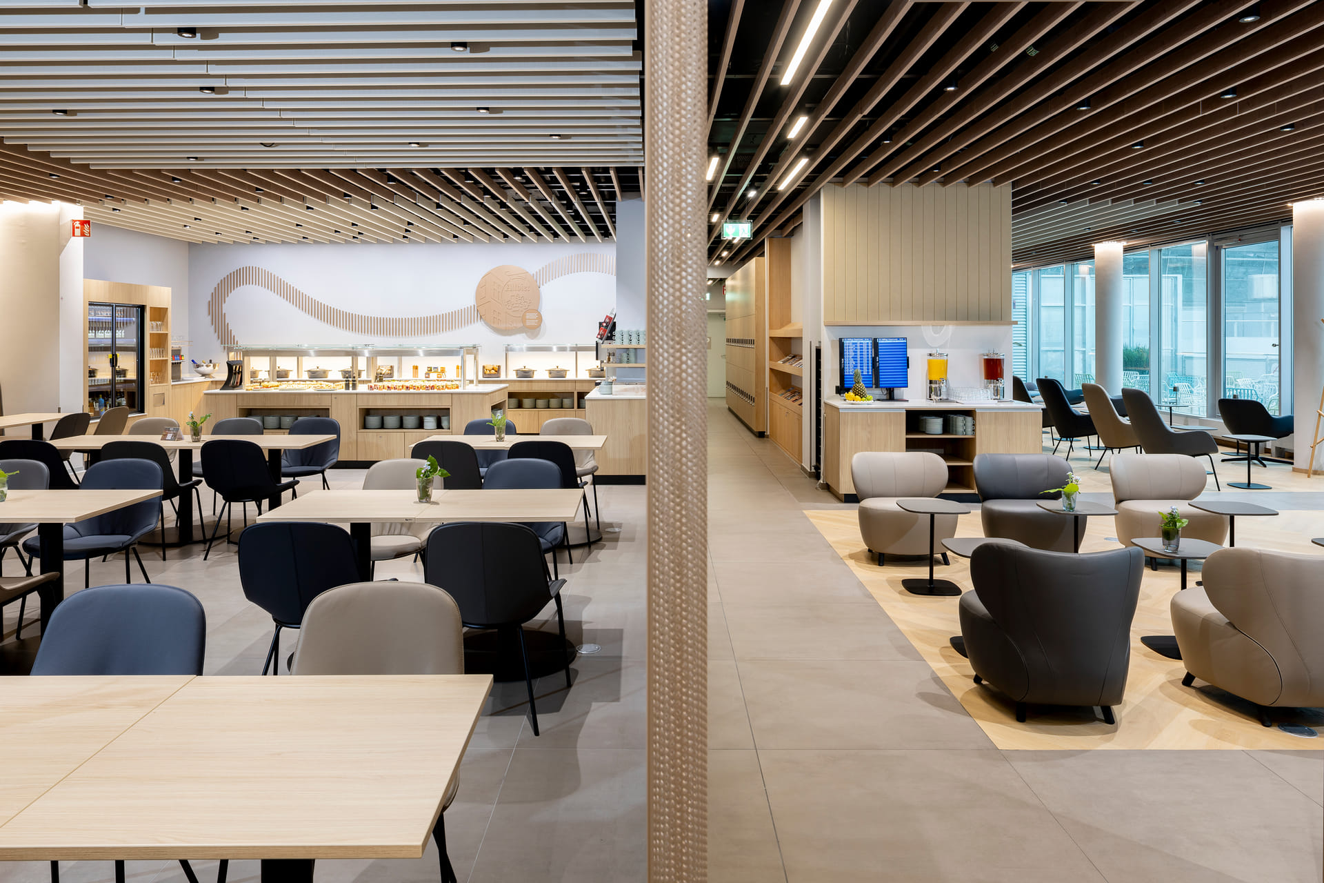 Innenansicht der DUS Rhein Lounge am Flughafen Düsseldorf mit modernem Essbereich, Buffet-Station und komfortablen Loungemöbeln von Walter Knoll.