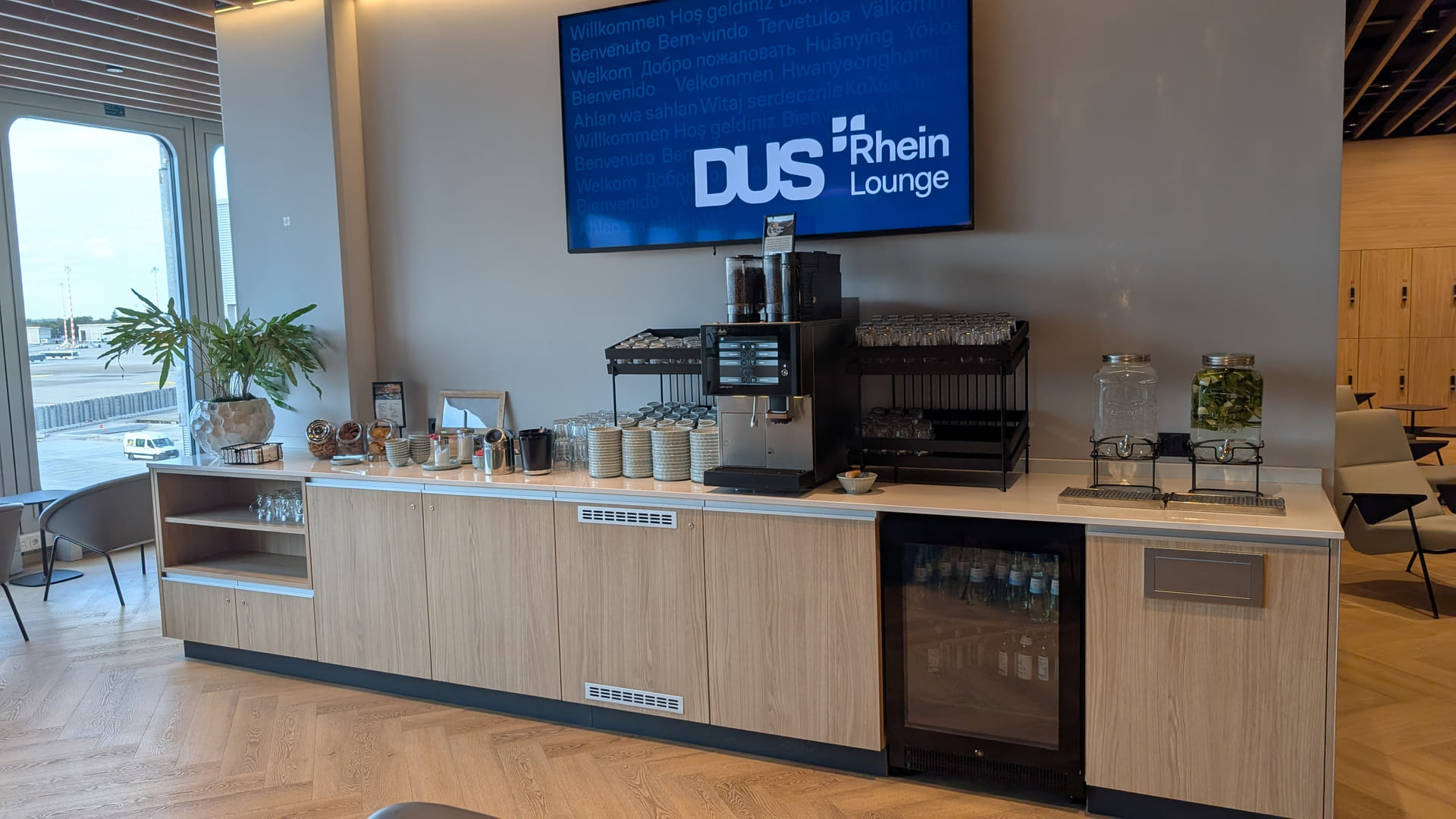 Getränkestation mit Kaffeemaschine und Kühlschrank in der DUS Rhein Lounge