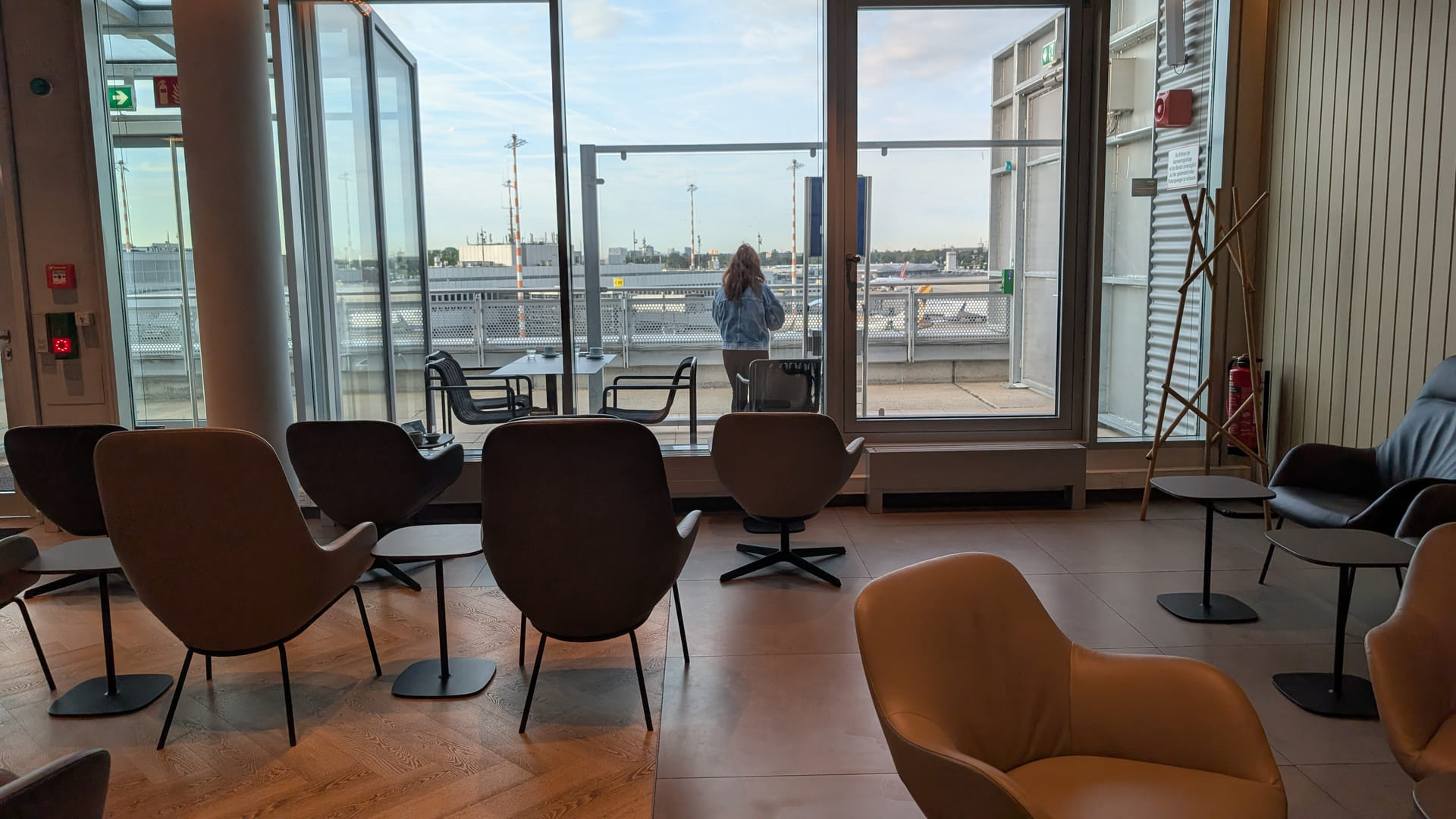 Raucherbereich auf der Terrasse der DUS Rhein Lounge mit Blick auf das Rollfeld am Flughafen Düsseldorf