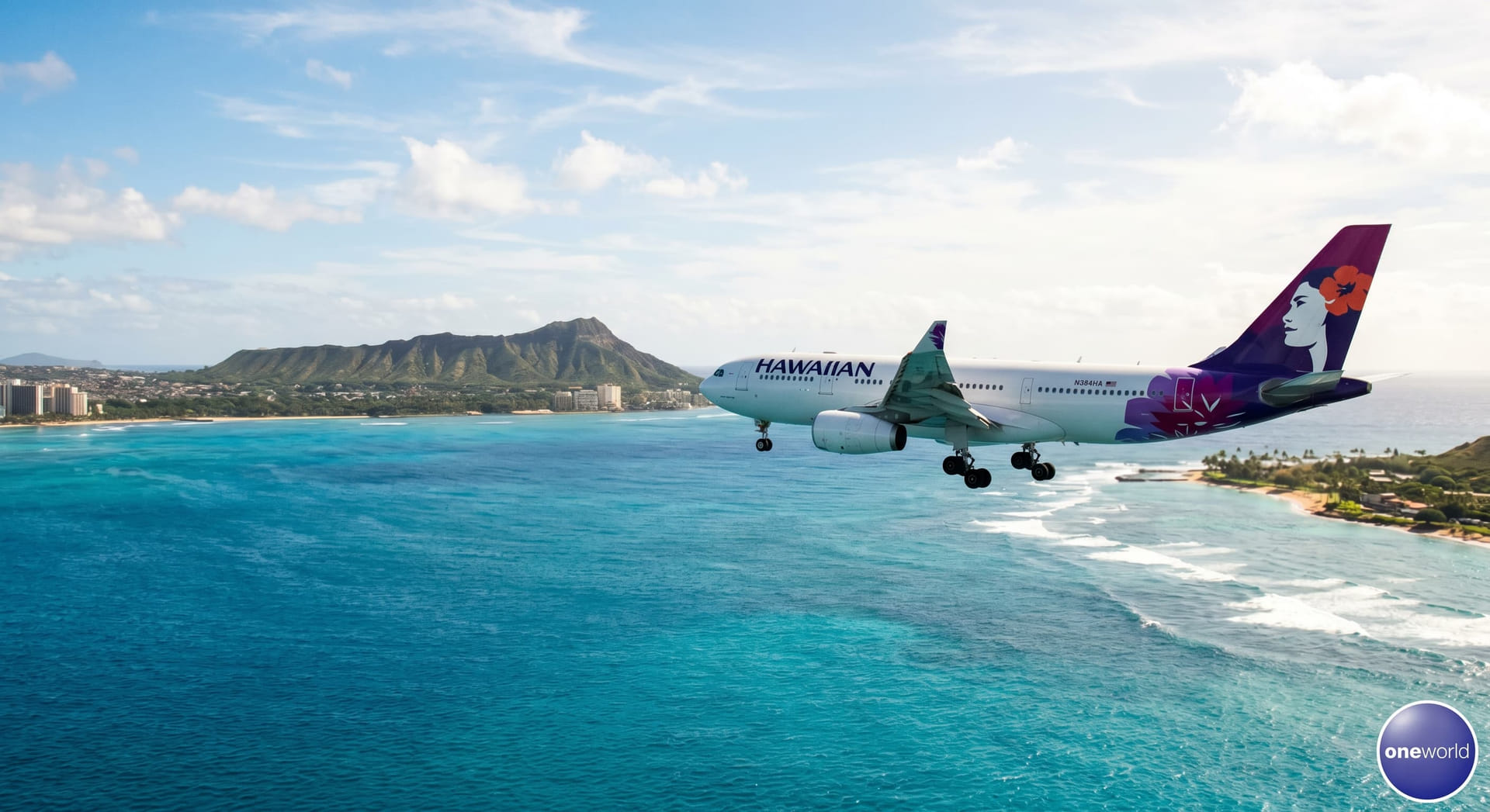 Hawaiian Airlines Flugzeug über Hawaii mit oneworld Allianz Logo