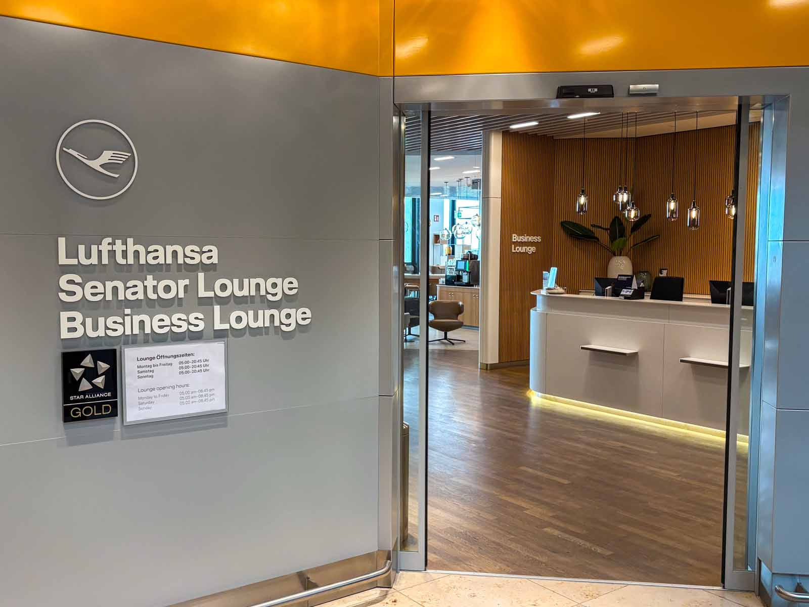 Eingang zur Lufthansa Senator Lounge am Flughafen Frankfurt.