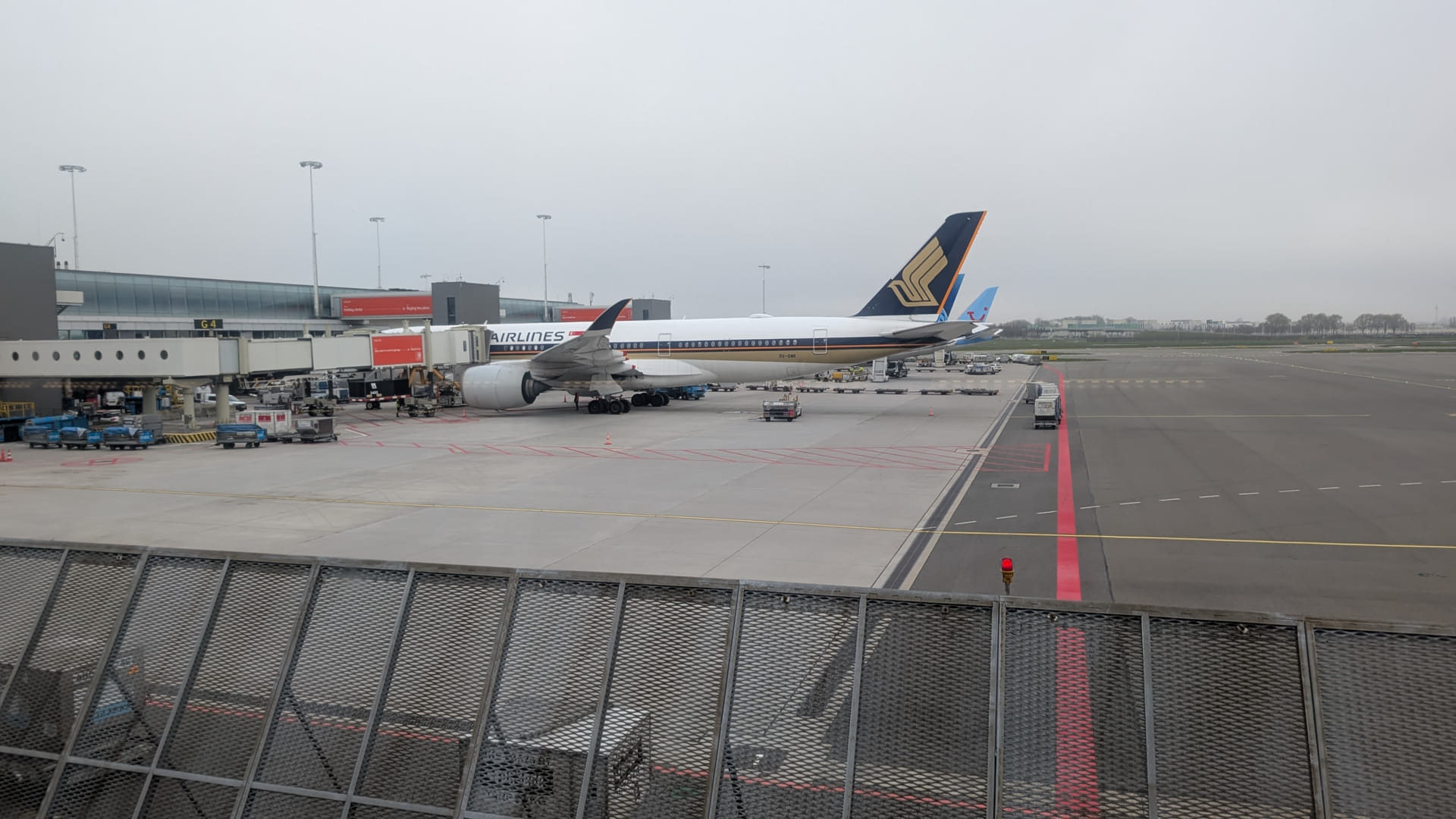 Singapore Airlines Airbus A350 am Gate in Amsterdam Schiphol
