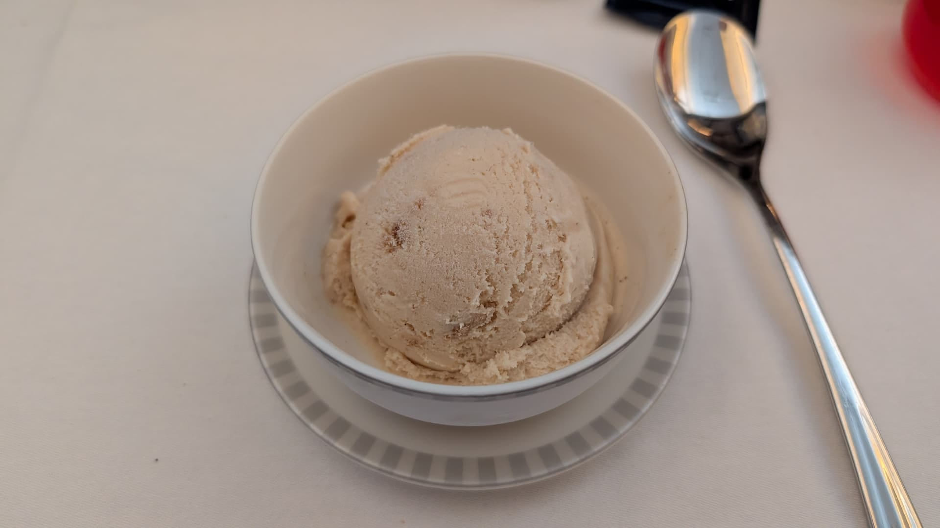 Kugel Eis als Dessert in der Singapore Airlines Business Class