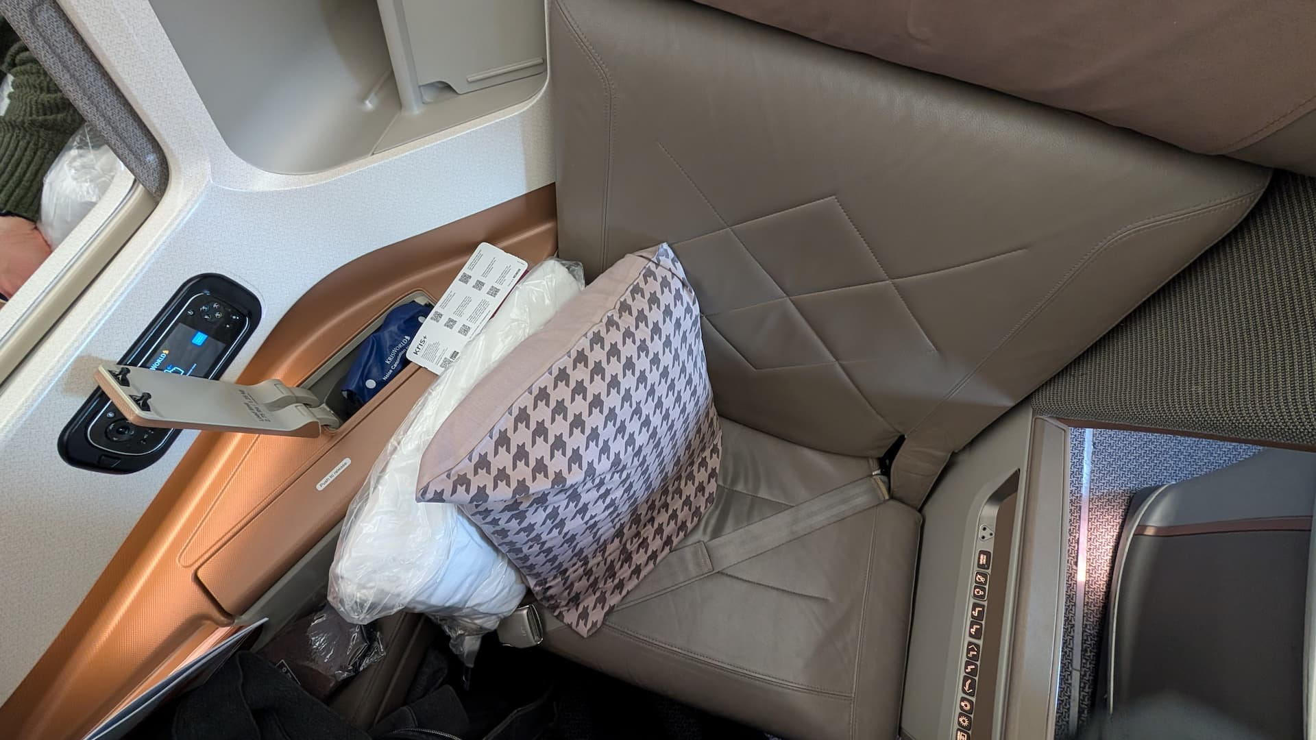 Business Class Sitz mit Kissen und Decke vor dem Abflug