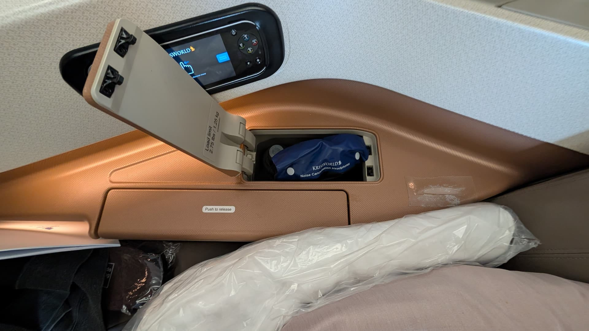 Konsole am Business Class Sitz mit Noise-Cancelling-Kopfhörern