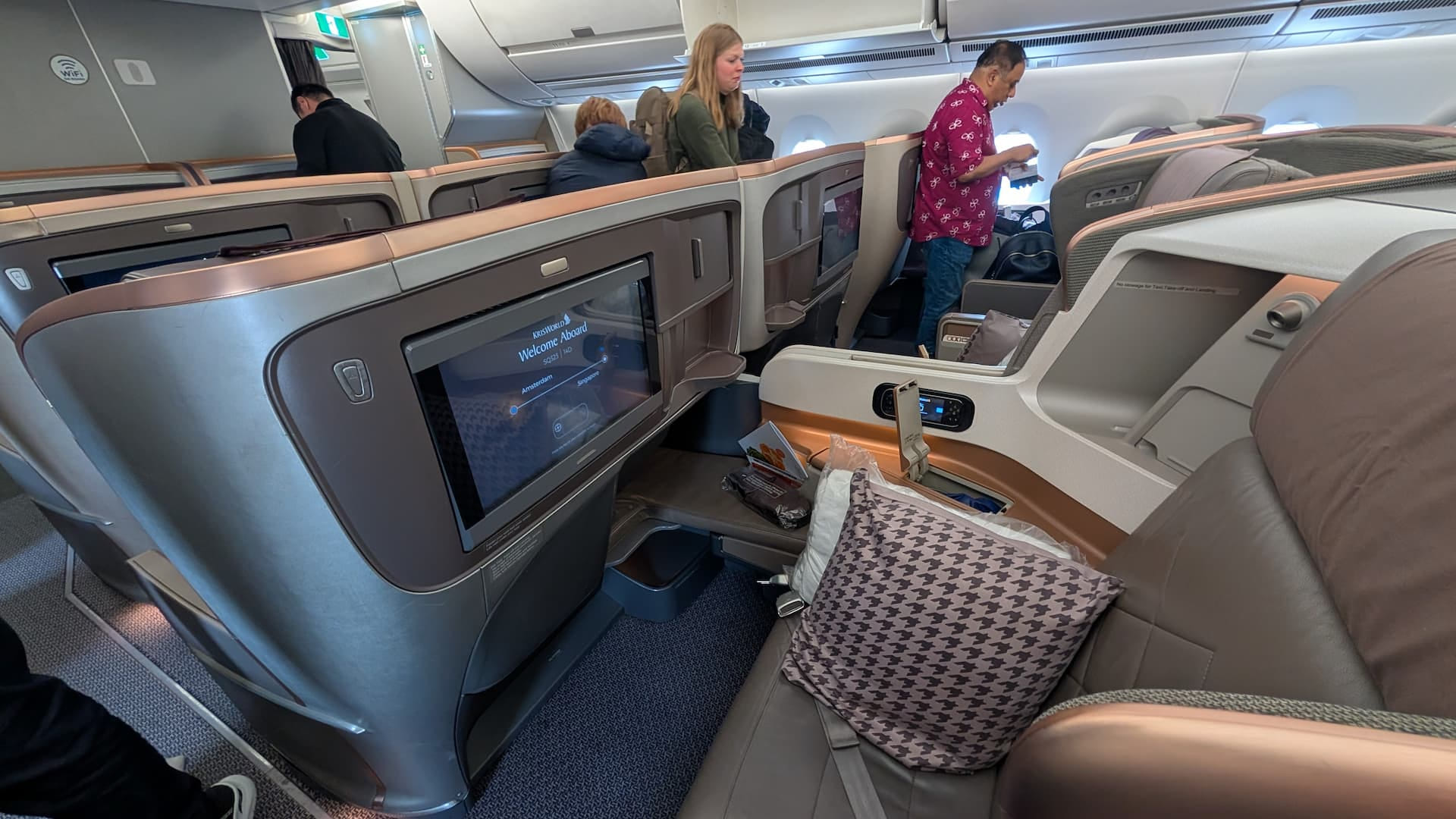 Singapore Airlines Business Class Kabine im A350 mit KrisWorld Startbildschirm