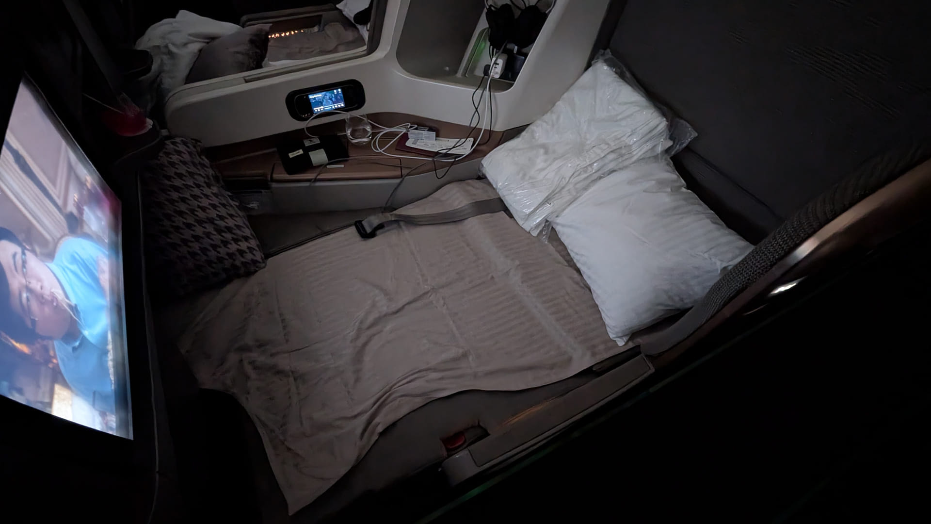 Voll flach ausgefahrene Liegefläche in der Singapore Airlines Business Class