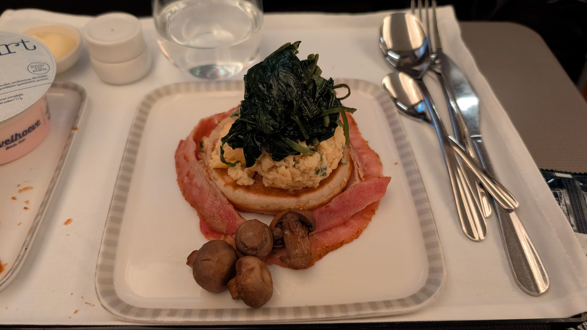 Rührei mit Speck, Champignons und Spinat auf Toast